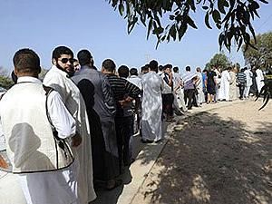 Ливийцев перестали пускать к телу Каддафи Ливийцев перестали пускать к телу Каддафи