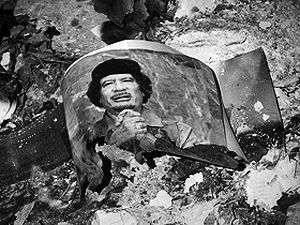 В лівійській пустелі поховали тіло Муамара Каддафі