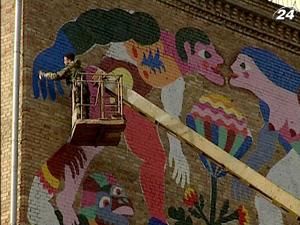 Французький художник Луї Ламбер розмалював фасад одного з будинків у центрі столиці Французький художник Луї Ламбер розмалював фасад одного з будинків у центрі столиці