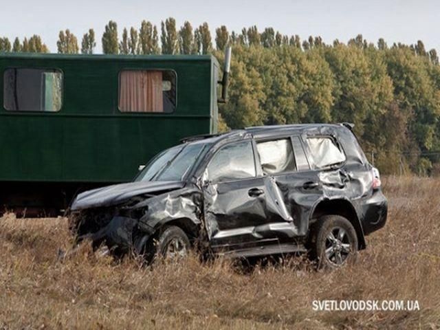 Депутат-комуніст розбив авто і ледь не потрапив під поїзд