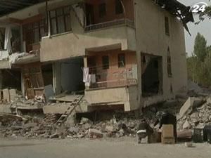 Число жертв подземных толчков в Турции превысило 430 человек, более тысячи пострадавших Число жертв подземных толчков в Турции превысило 430 человек, более тысячи пострадавших