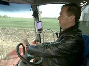Путін і Медведєв спробували себе в ролі комбайнерів Путін і Медведєв спробували себе в ролі комбайнерів
