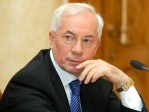 Азаров посоветовал студентам ходить пешком