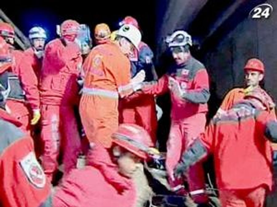 В Турции из-под завалов удалось спасти 18-летнего студента В Турции из-под завалов удалось спасти 18-летнего студента