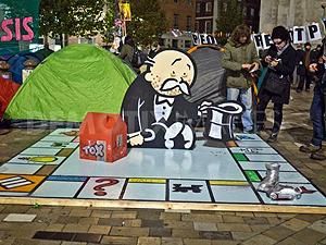 Бэнкси подарил лондонским "оккупантам" гигантскую "Монополию" Бэнкси подарил лондонским "оккупантам" гигантскую "Монополию"