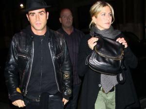 Дженифер Энистон утверждает, что она не помолвлена, и не беременна Дженифер Энистон утверждает, что она не помолвлена, и не беременна