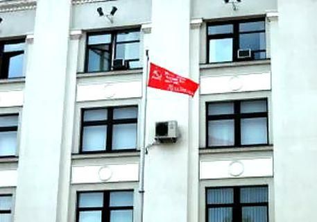 У Луганську визнали законними червоні прапори