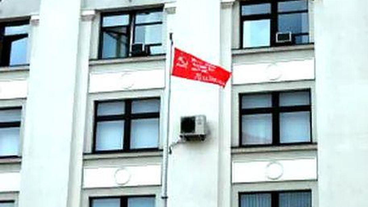 В Луганске признали законными красные флаги