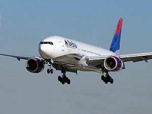 Американец решил выйти из самолета во время полета Американец решил выйти из самолета во время полета