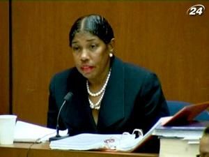 По словам медсестры Джексона, ее уволили за отказ дать снотворное По словам медсестры Джексона, ее уволили за отказ дать снотворное