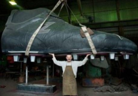 Сапожник из Запорожья изготовил 5-метровую бутсу