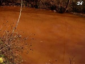 В Луганской области покраснела река Миусик