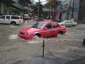 Из-за наводнения Бангкок покинули десятки тысяч человек