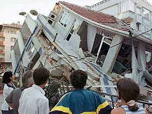 Турция: Молодой человек выжил после 4 дней под обломками Турция: Молодой человек выжил после 4 дней под обломками