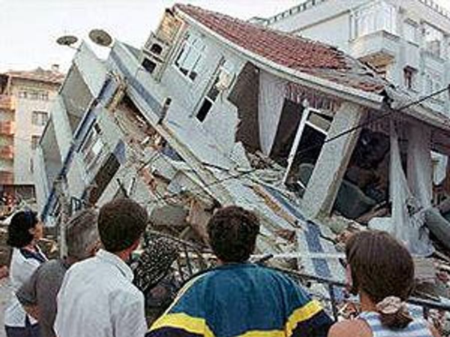 Турция: Молодой человек выжил после 4 дней под обломками