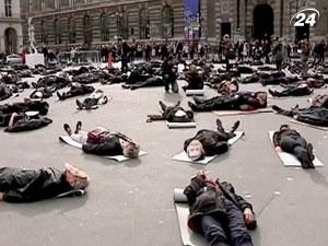 У Франції активісти в масках політиків вимагали скасування офшорів У Франції активісти в масках політиків вимагали скасування офшорів