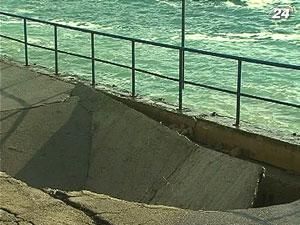 Море вщент розбило набережну курортного містечка Сімеїз Море вщент розбило набережну курортного містечка Сімеїз