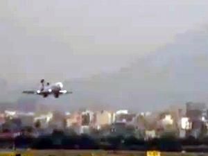 Авіамайстерність: Пілот посадив літак без передніх шасі (Відео) Авіамайстерність: Пілот посадив літак без передніх шасі (Відео)