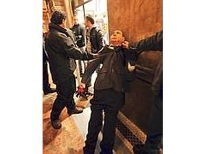 В Милане нашли Берлускони с окровавленными руками. Виновных ищут В Милане нашли Берлускони с окровавленными руками. Виновных ищут