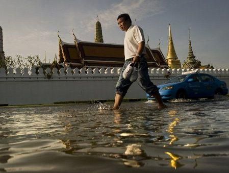Вода начала затапливать центральные районы столицы Таиланда