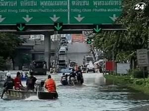 Бангкок: люди массово бегут из затопленного города
