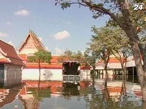 Центральную часть столицы Таиланда быстро затапливает вода