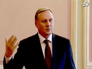 Опозиція збирає підписи за розпуск парламенту Опозиція збирає підписи за розпуск парламенту