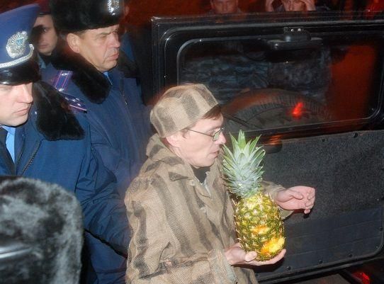Януковичу на Хелловін принесли ананаси