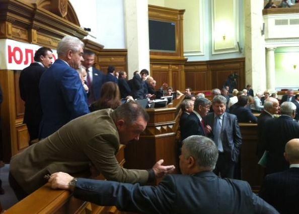 БЮТ заблокував президію Верховної Ради БЮТ заблокував президію Верховної Ради