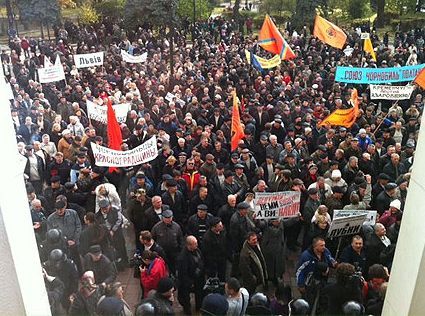 Чорнобильці знову штурмують Верховну Раду Чорнобильці знову штурмують Верховну Раду