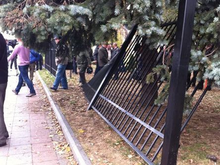 МВС попереджає, що може розігнати мітинг перед парламентом