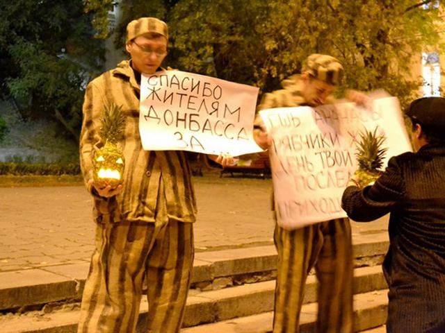 Президенту на Хелловін принесли ананаси. Фото