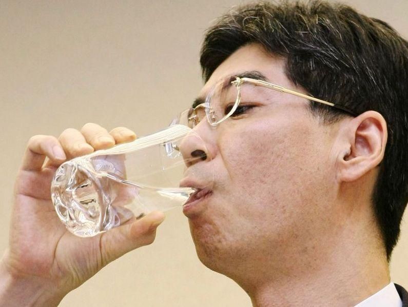 Японський чиновник випив склянку води із калюжі на Фукусімі
