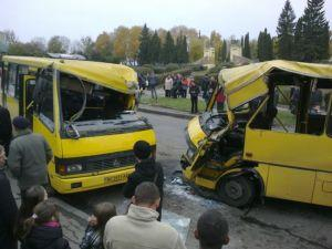 Во Львове столкнулись две маршрутки - есть пострадавшие (Видео)