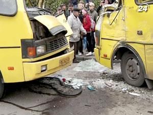 ДТП во Львове: в госпиталь с различными травмами попали 12 человек