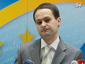 Генконсулу Росії у Криму передали підручник української мови Генконсулу Росії у Криму передали підручник української мови