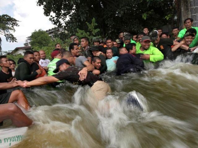 Повені в Таїланді: Люди рятуються як можуть