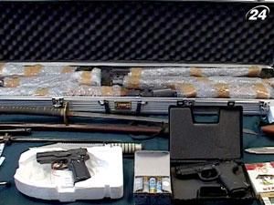 Львівські митники шукають викрадену зброю Львівські митники шукають викрадену зброю
