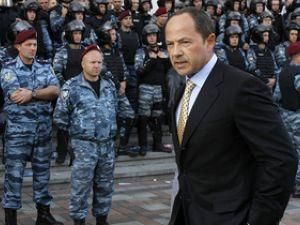 Чорнобильці під Кабміном кричать Тігіпку: "Брехун" Чорнобильці під Кабміном кричать Тігіпку: "Брехун"