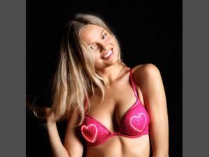 Victoria’s Secret випустила бюстгальтер, який світиться Victoria’s Secret випустила бюстгальтер, який світиться