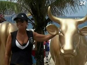 На пляже Рио-де-Жанейро проводят "Парад коров"