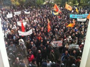 Протестующие прорвались в здание Рады Протестующие прорвались в здание Рады