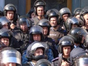 "Комерсант": Журналістів під Радою били по ногах та трощили камери "Комерсант": Журналістів під Радою били по ногах та трощили камери