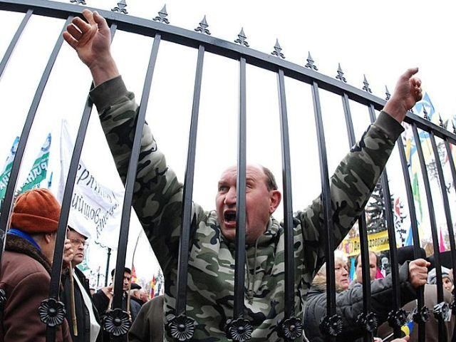 Під Верховною Радою: люди, гарбузи і "Беркут"