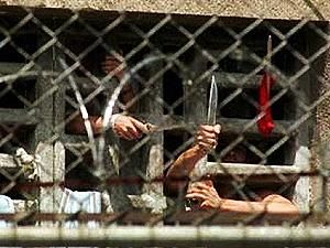 В Венесуэле заключенные взяли полицейских в заложники В Венесуэле заключенные взяли полицейских в заложники