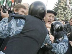 Паркан біля Ради не ставили, поставили міліціонерів Паркан біля Ради не ставили, поставили міліціонерів