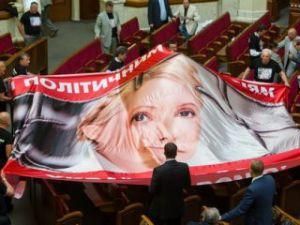 У Раді фракція БЮТ заблокувала трибуну У Раді фракція БЮТ заблокувала трибуну