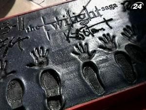 Відбитки зірок "Сутінкової саги" увіковічнили в цементі Відбитки зірок "Сутінкової саги" увіковічнили в цементі