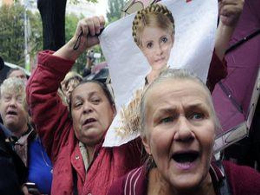 Мітингувальники вже під СІЗО кричать: "Юлі - волю!" Мітингувальники вже під СІЗО кричать: "Юлі - волю!"