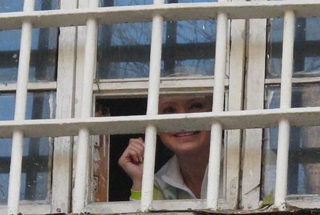 Тимошенко виглянула до прихильників із вікна СІЗО Тимошенко виглянула до прихильників із вікна СІЗО